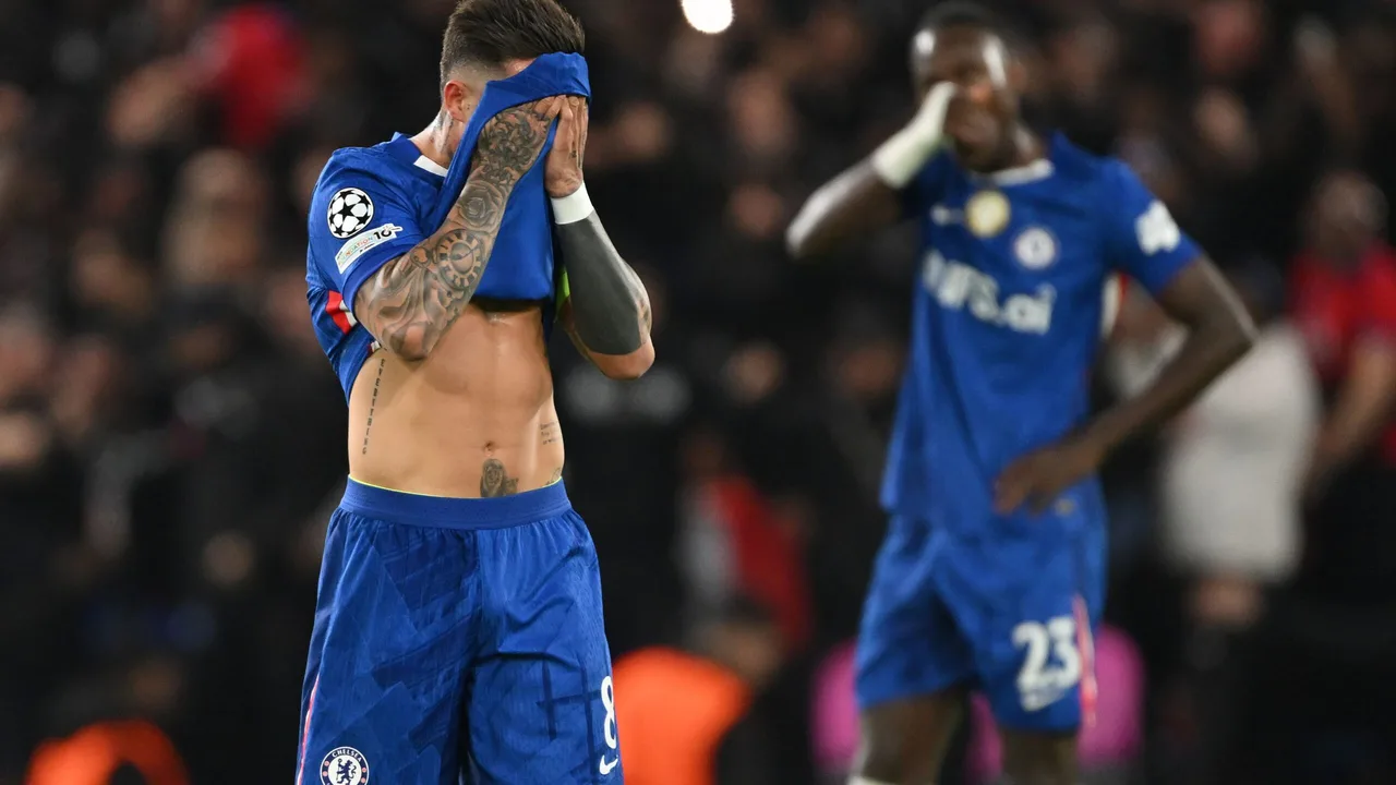 ردود فعل واسعة بعد توزيع روزينور بطاقات على لاعبي تشيلسي خلال الخسارة 8-2